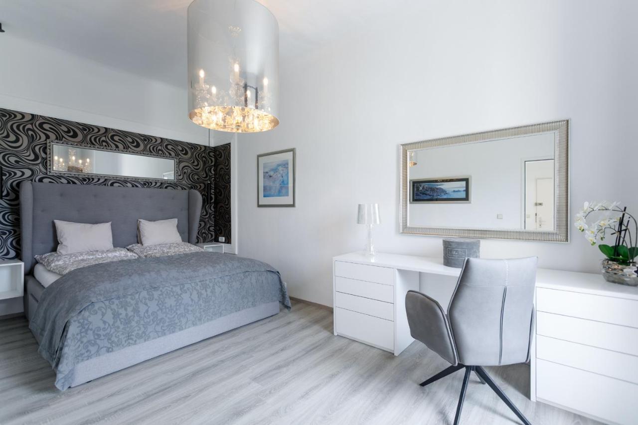 Central And Chic - Next To Metro U1 Apartment